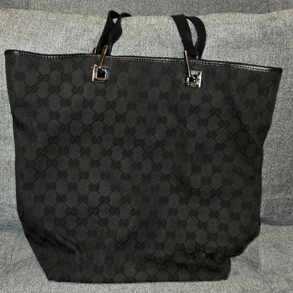 AUTHENTIC Gucci GG canvas bucket bag